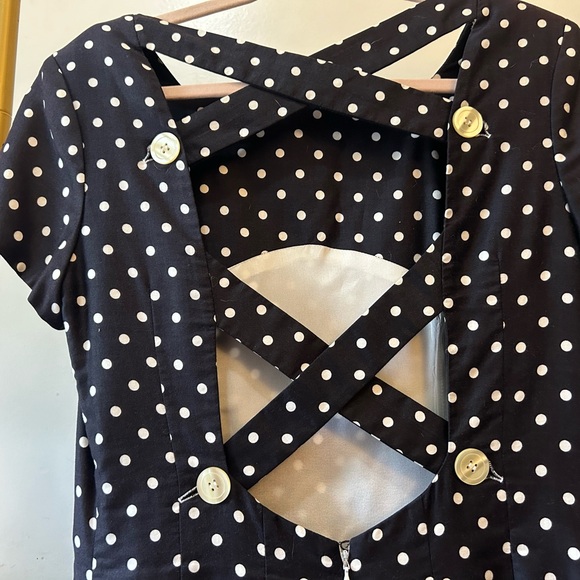 Classic dress with a cutout buttoned back. Below the knee - Picture 2 of 4